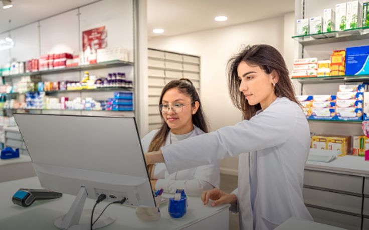 MeroPharma staff training two pharmacy team members